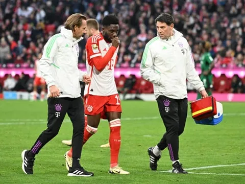 Alphonso Davies báo tin dữ cho Bayern Munich