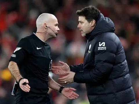 Từ chối thổi penalty cho Chelsea, trọng tài Paul Tierney bị chỉ trích thậm tệ