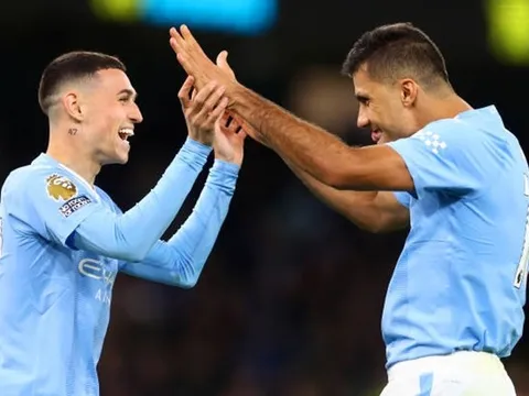 Phil Foden "không nói nên lời" với 1 đồng đội