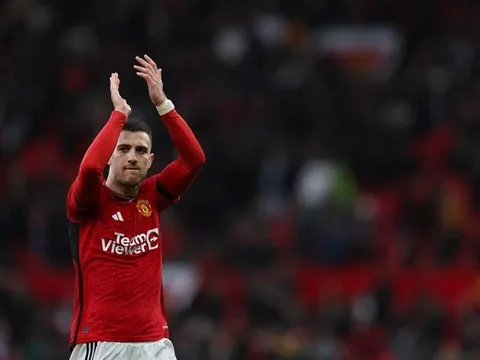 Stephen Warnock khen ngợi chân tạt bóng xuất sắc của Man United