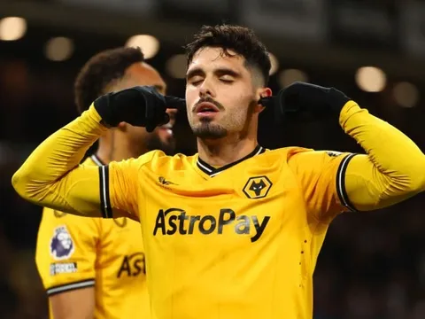 Wolves bật đèn xanh cho Arsenal, Liverpool