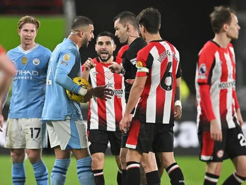 "Siêu mỏ neo" xuất hiện trong trận Brentford 1-3 Man City