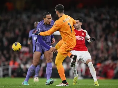 “Tấu hài” cùng Alisson Becker, Virgil Van Dijk đứng ra nhận lỗi