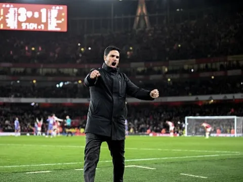 Gary Neville chỉ trích màn ăn mừng của các cầu thủ Arsenal