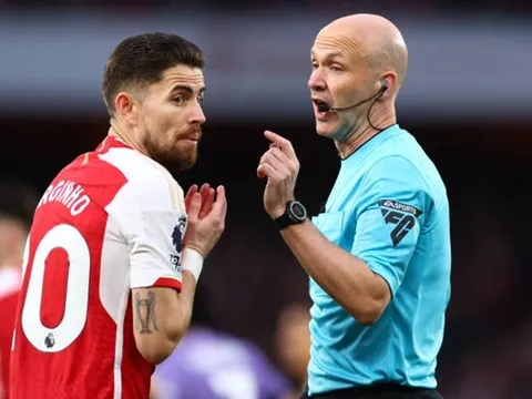 Arsenal bị phạt nặng sau chiến thắng trước Liverpool