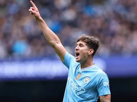 Rio Ferdinand “ngả mũ” trước hậu vệ của Manchester City