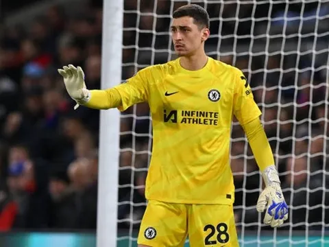 Djordje Petrovic bị Petr Cech "dạy dỗ" sau khi để thủng lưới trước Crystal Palace