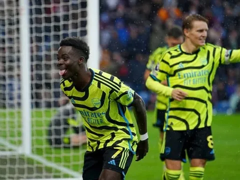 Lập cú đúp vào lưới Burnley, Bukayo Saka vẫn bị chỉ trích vì 1 lý do