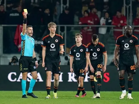 Ăn mừng “ngạo nghễ”, sao trẻ bị Daniele De Rossi dạy dỗ