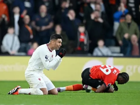HLV Luton ám chỉ Casemiro phải nhận thẻ đỏ