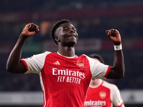 Bị Rio Ferdinand "chê bai", Bukayo Saka lập tức đáp trả