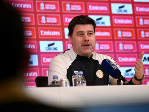 Pochettino tức giận với Neville