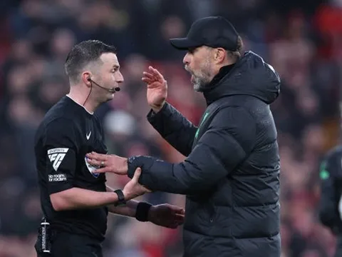 Trưởng ban trọng tài Ngoại hạng Anh "xát muối" vào nỗi đau của Liverpool