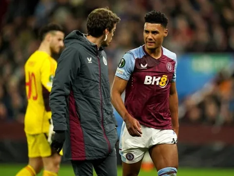 Thắng dễ Ajax, Aston Villa vẫn "méo mặt" vì Ollie Watkins