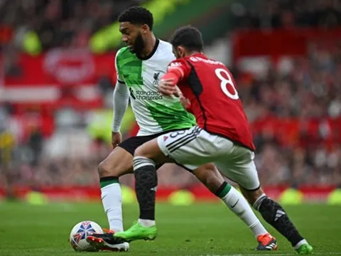 Joe Gomez "khiêu khích" Manchester United