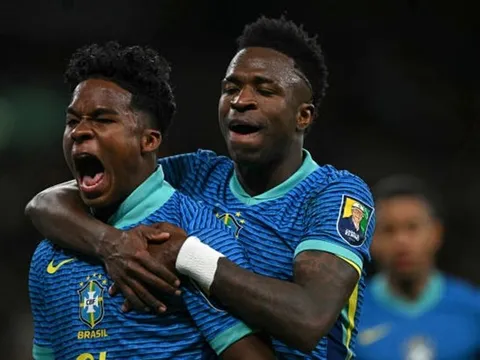 Thần đồng Brazil nghẹn ngào sau bàn thắng lịch sử