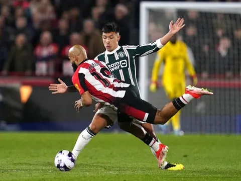 Hàng thủ chắp vá khiến M.U khó mơ Champions League
