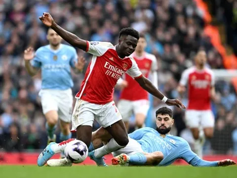 Bukayo Saka rời sân sớm, Mikel Arteta lên tiếng trấn an người hâm mộ