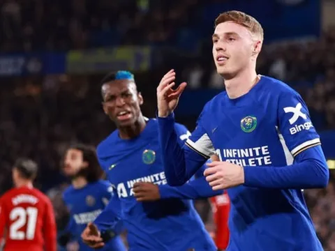 Cole Palmer nghẹn ngào với cú hattrick "giải cứu" Chelsea