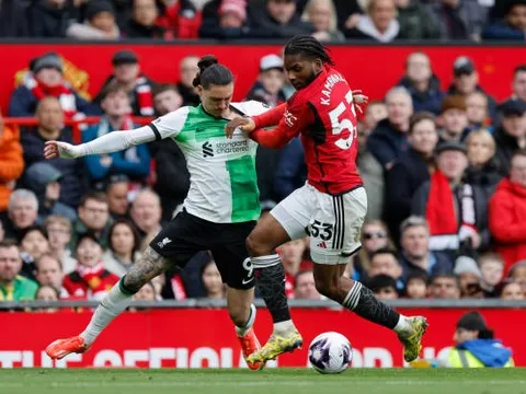 Willy Kambwala giúp Ten Hag thoát cơn đau đầu ở hàng phòng ngự