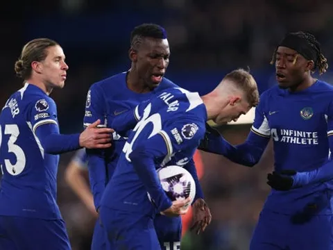 Học trò tranh nhau đá phạt đền, Mauricio Pochettino lên tiếng