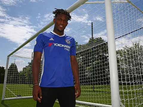 9 bàn/10 trận, Batshuayi thăng hoa tột đỉnh