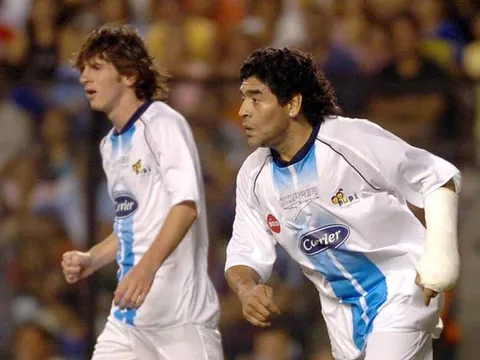 Điều gì đã xảy ra khi Messi và Maradona thi đấu cùng nhau năm 2005?