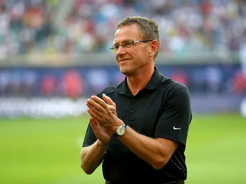 Cánh tay phải của Sir Alex chỉ ra nhiệm vụ cho Rangnick tại OTF