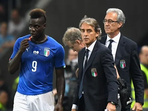 HLV tuyển Ý kêu thiếu tiền đạo, Balotelli mỉa mai