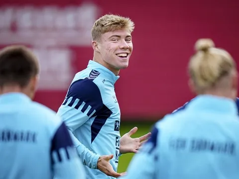 Ghi bàn khó tin, Hojlund khiến CĐV Man Utd nở mày nở mặt