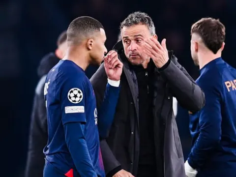 Hành động lạ của Mbappe sau khi bị thay ra