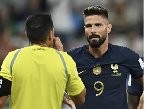 Giroud bị tước pha vô-lê thành bàn đẹp mắt