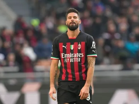 Giroud đá hỏng phạt đền, Pioli vào nói chuyện ngay