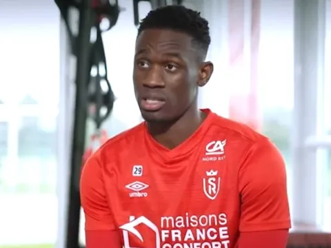 Giroud gửi thông điệp bất ngờ cho Folarin Balogun