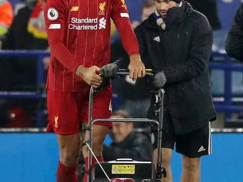 Giữ sạch lưới nhà, Van Dijk còn để lại dấu ấn riêng với hành động đẹp