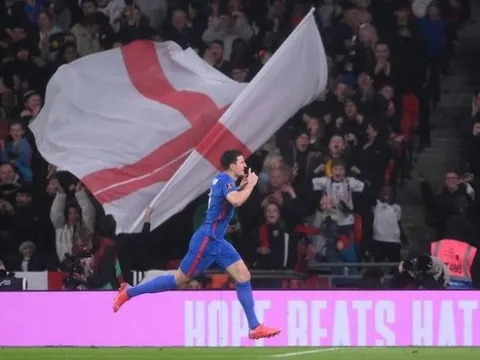 Giúp Anh hủy diệt Albania, Maguire ăn mừng như thách thức