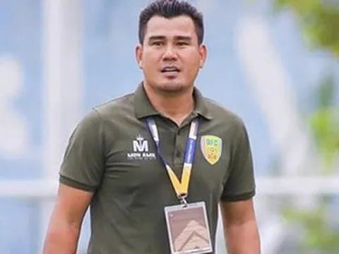 Giúp đội nhà thăng hạng, cựu tiền đạo tuyển Việt Nam nhận "trái đắng"