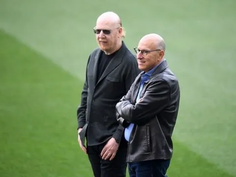 Quyết bán CLB, nhà Glazer khoét vết thương cuối cùng cho Man Utd