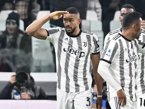 Juve báo giá đá tảng cho M.U