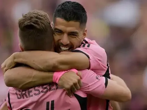 Luis Suarez lại ghi bàn trong ngày vắng Messi