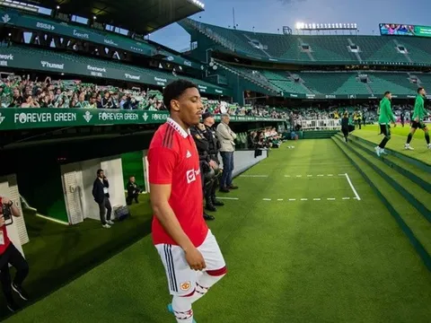 Evra dặn Martial 2 điều sau trận thắng Nottingham
