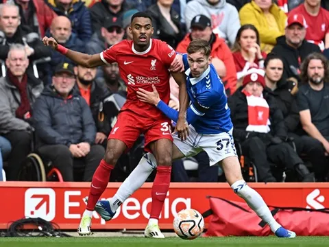 Tân binh Liverpool lộ điểm yếu lớn