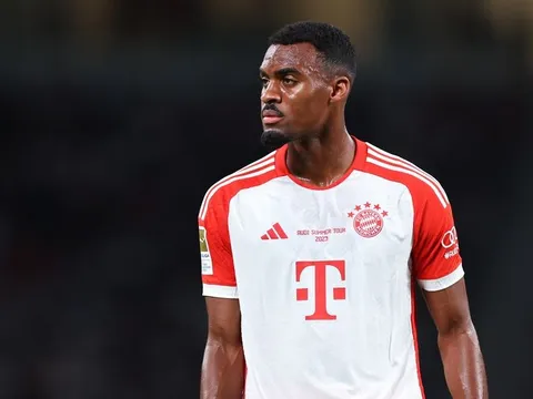 Gravenberch vs Amrabat - số liệu thống kê chỉ rõ Ten Hag nên chọn ai