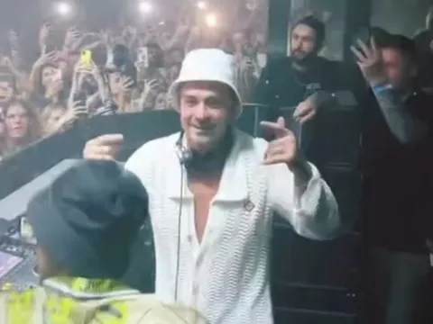 Grealish lộ bộ dạng chơi DJ cực chất trong hộp đêm