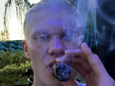 Grealish uống sạch bia; Haaland 'cosplay' hình ảnh Pep Guardiola