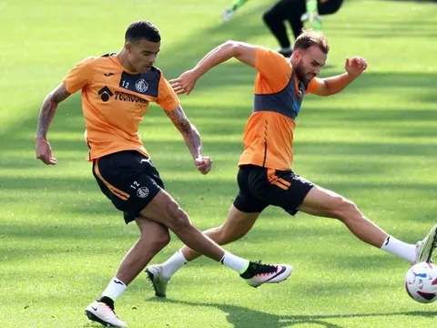 Quá đẳng cấp! Greenwood gây choáng trên sân tập ở CLB mới