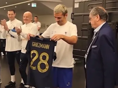 Griezmann nhận món quà độc nhất trước trận bán kết World Cup