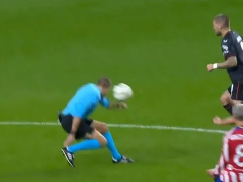 Griezmann sút bóng thẳng mặt trọng tài