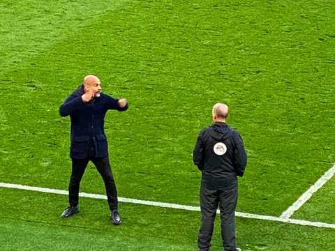 Guardiola nổi nóng, cởi phăng áo trước mặt trọng tài