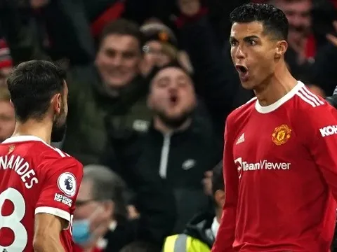 Gudjohnsen khuyên Fernandes thôi chuyền bóng cho Ronaldo